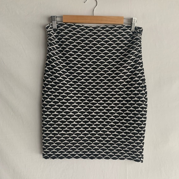 Textured grey and white skirt - Picture 3 of 7